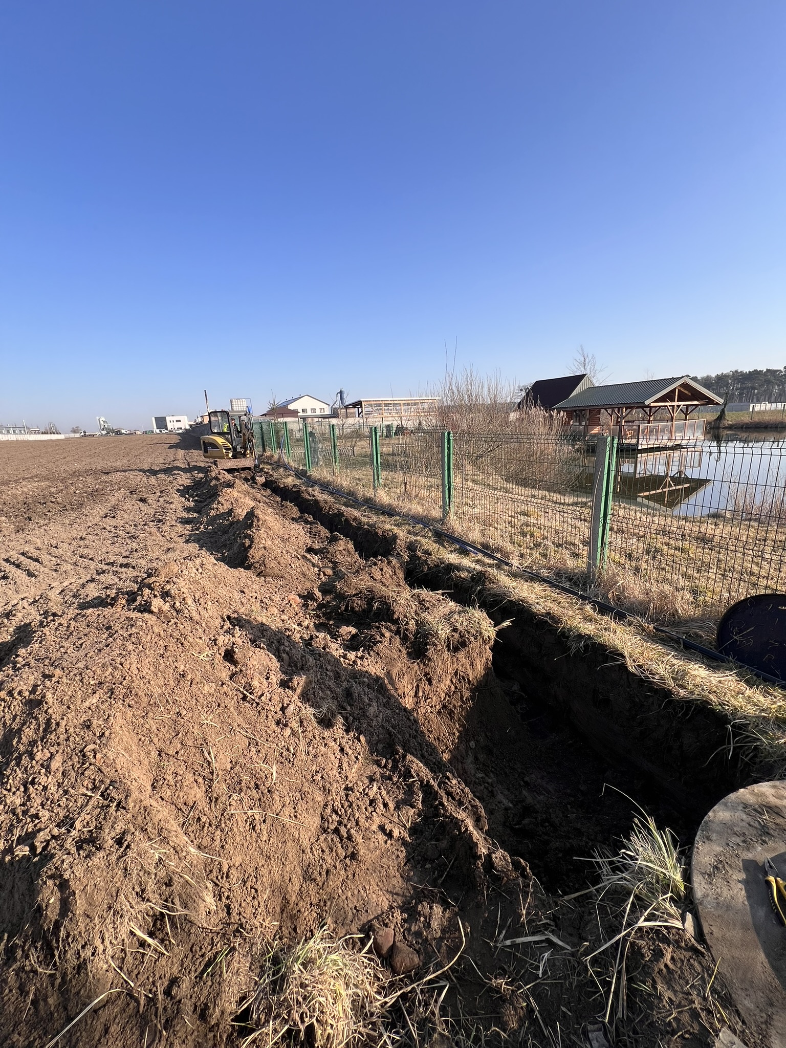 Wykop pod rury nawadniania kroplowego – przygotowanie instalacji na plantacji paulowni