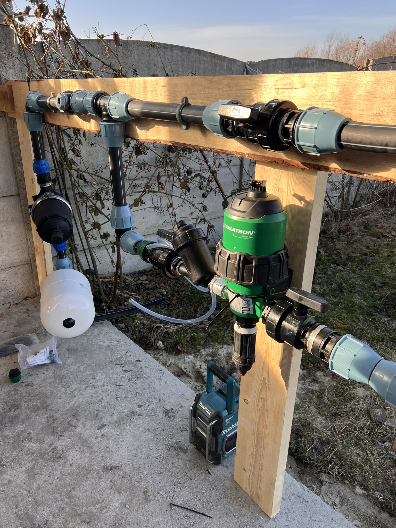 Filtracja i rozdzielnia systemu nawadniania kroplowego na plantacji paulowni