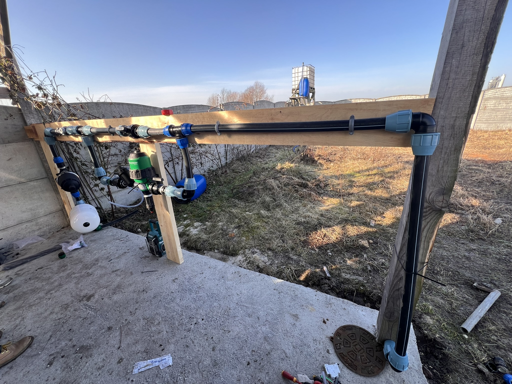 Test systemu nawadniania kroplowego na plantacji paulowni – kontrola instalacji