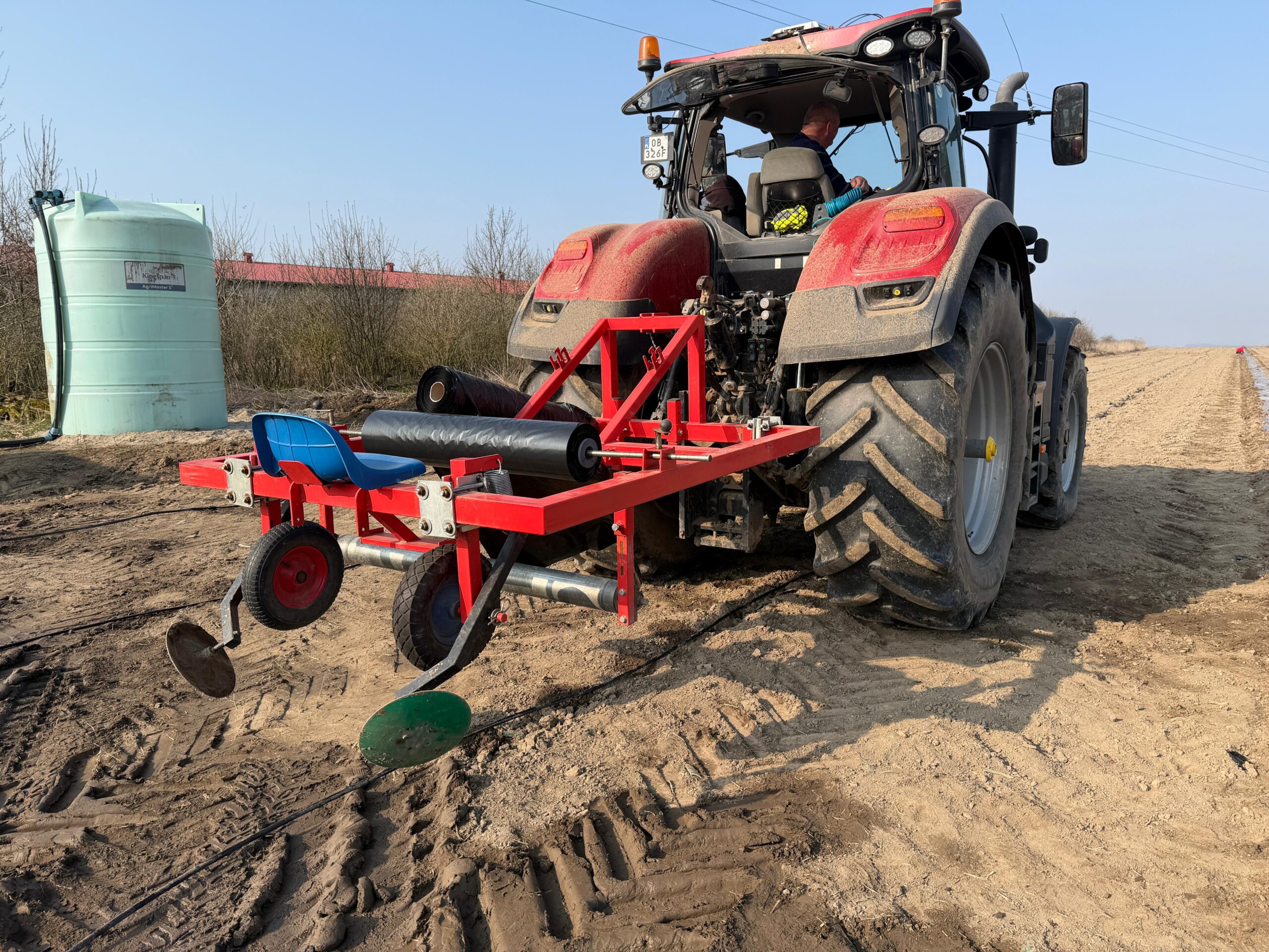 Maszyna do instalacji systemu nawadniania na plantacji paulowni Shan Tong